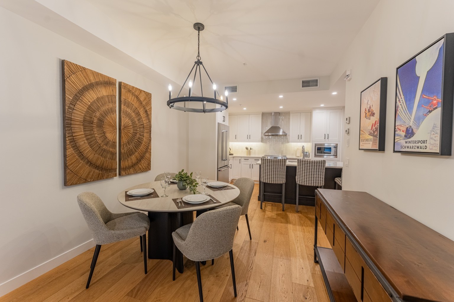 Dining table set for four in BergTraum